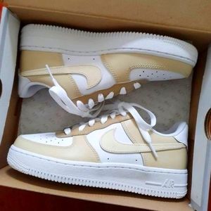 Well I am selling this new shoes they are new btw